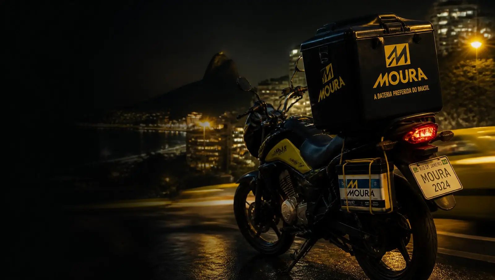 Moto de entrega da RG Baterias levando bateria automotiva no Rio de Janeiro